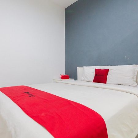 RedDoorz Plus near Living Plaza Jababeka Cikarang Exterior foto
