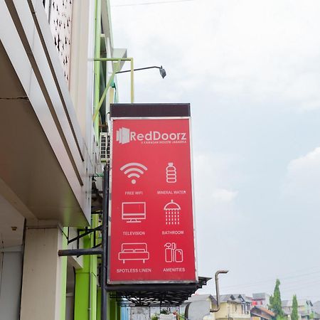 RedDoorz Plus near Living Plaza Jababeka Cikarang Exterior foto