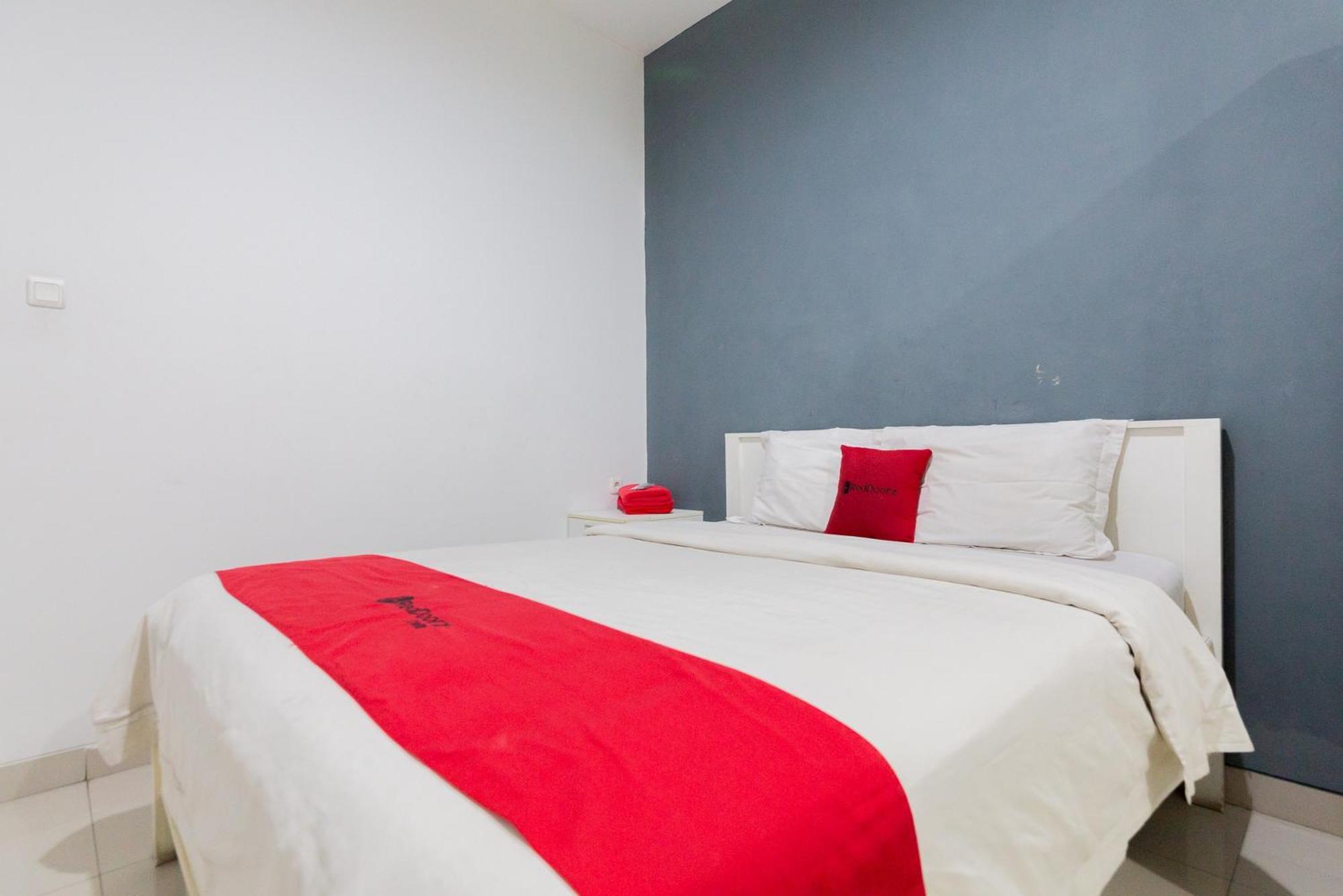 RedDoorz Plus near Living Plaza Jababeka Cikarang Exterior foto