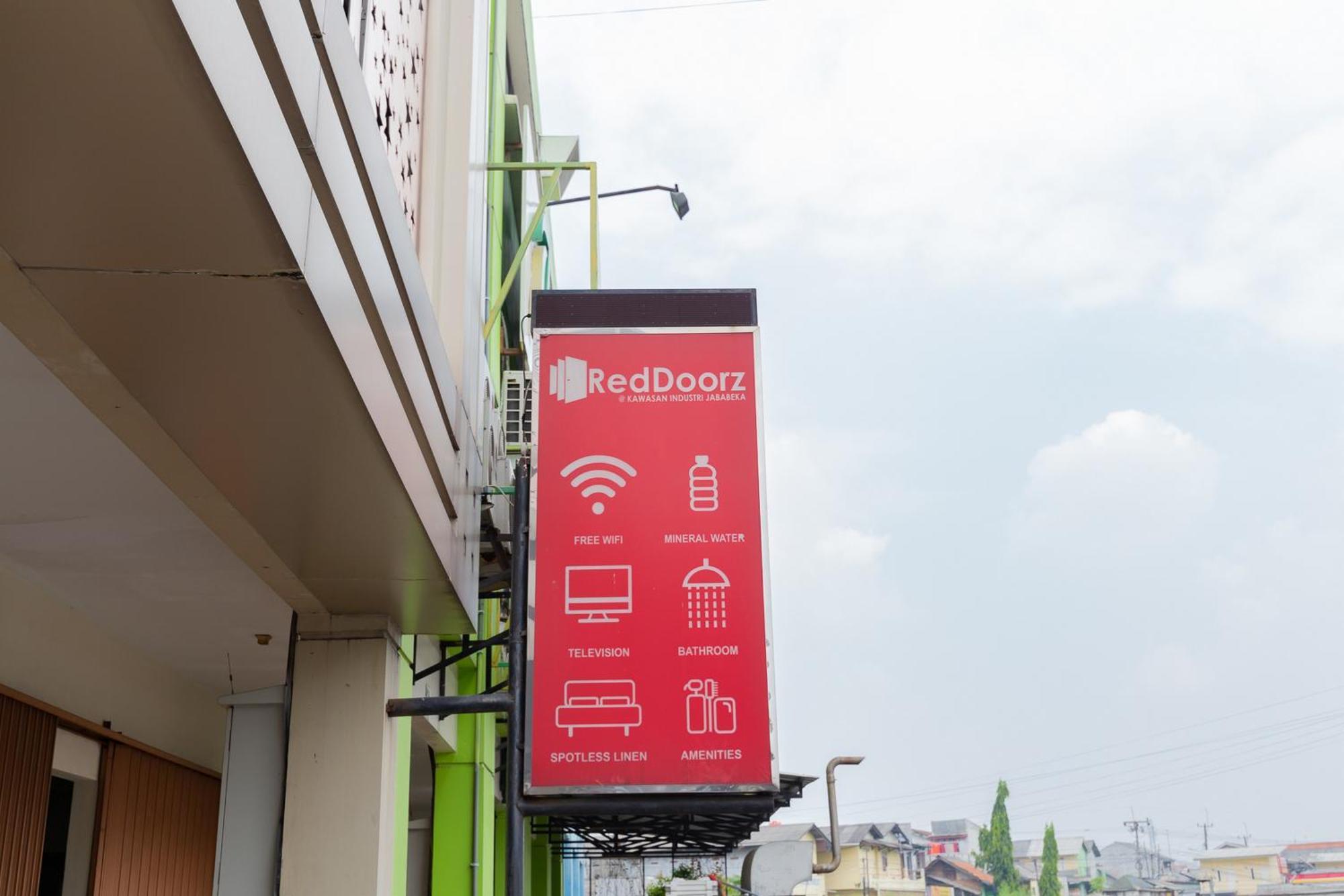 RedDoorz Plus near Living Plaza Jababeka Cikarang Exterior foto