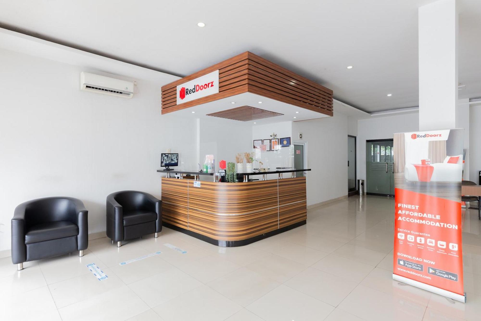 RedDoorz Plus near Living Plaza Jababeka Cikarang Exterior foto