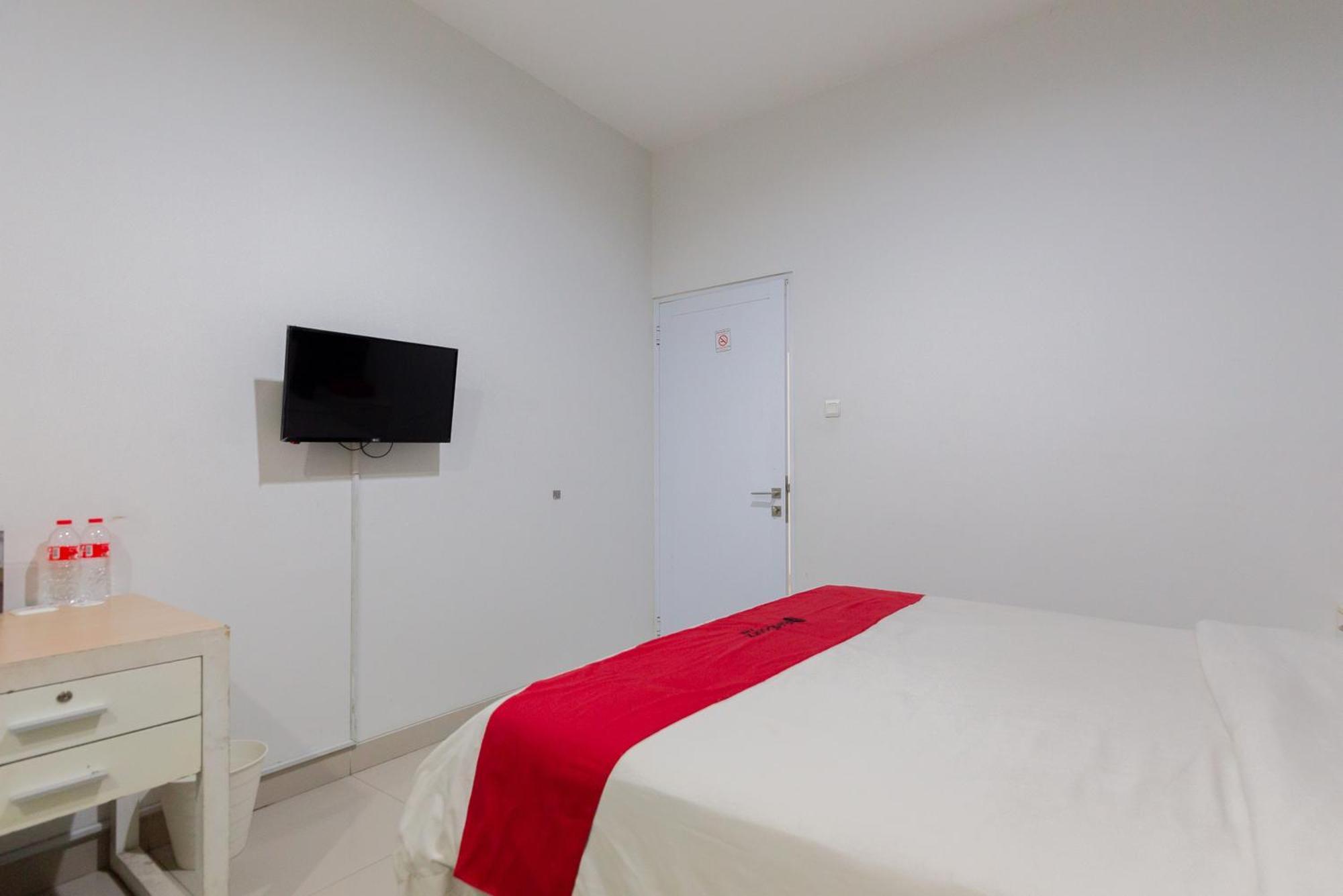 RedDoorz Plus near Living Plaza Jababeka Cikarang Exterior foto