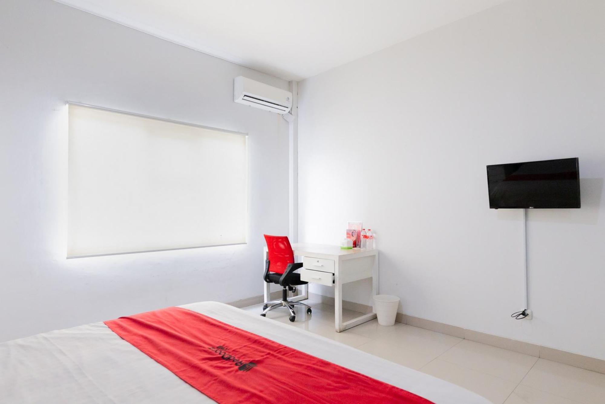 RedDoorz Plus near Living Plaza Jababeka Cikarang Exterior foto