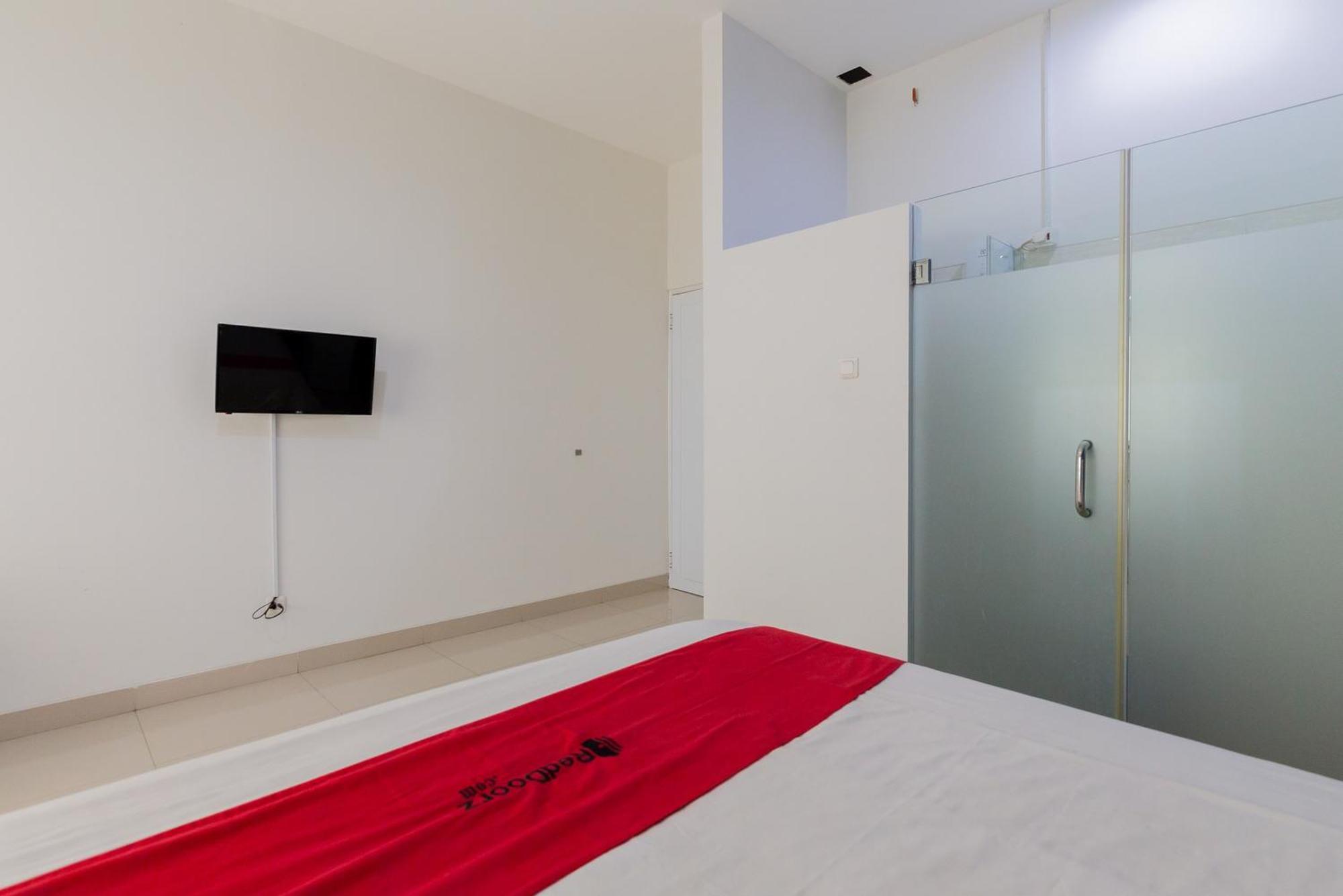 RedDoorz Plus near Living Plaza Jababeka Cikarang Exterior foto