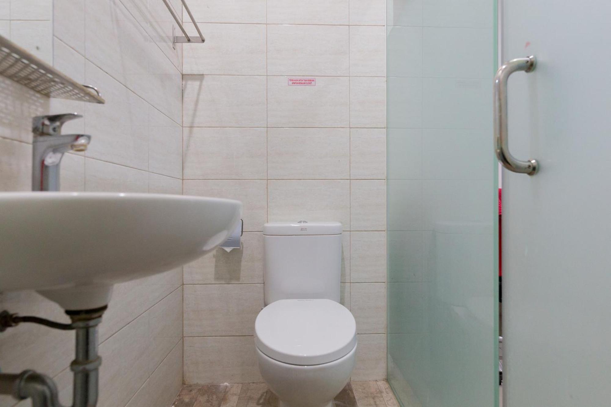 RedDoorz Plus near Living Plaza Jababeka Cikarang Exterior foto