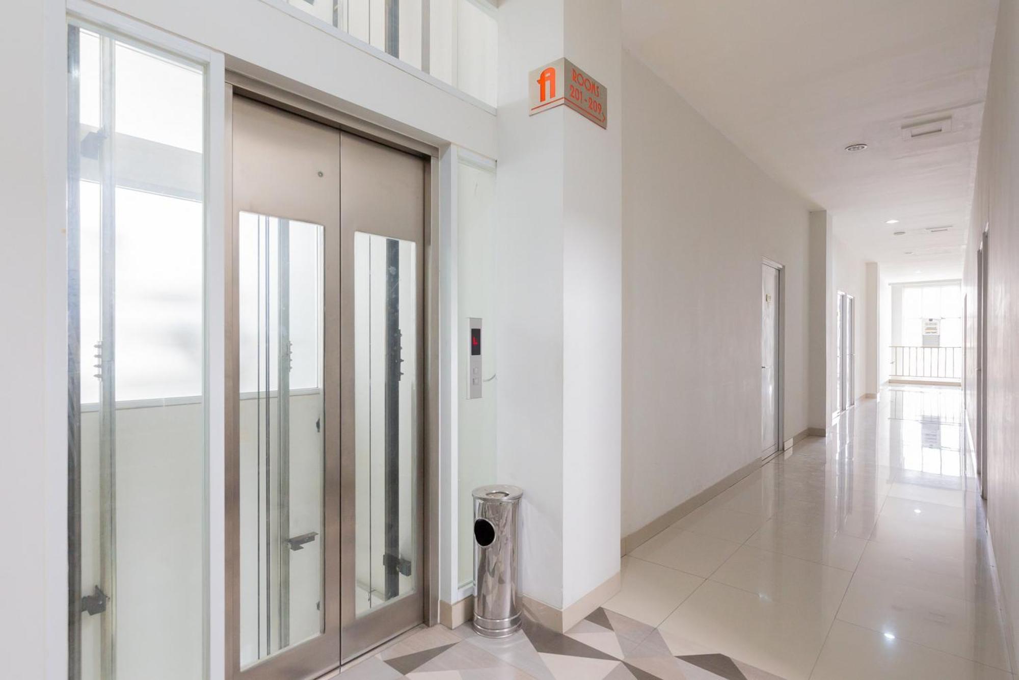 RedDoorz Plus near Living Plaza Jababeka Cikarang Exterior foto