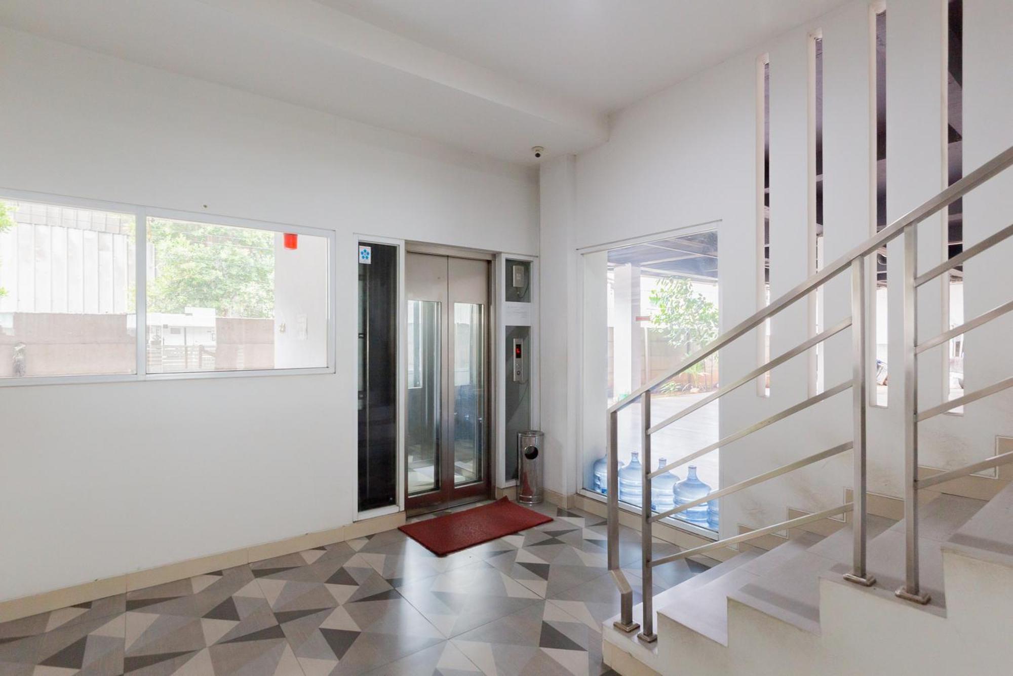 RedDoorz Plus near Living Plaza Jababeka Cikarang Exterior foto