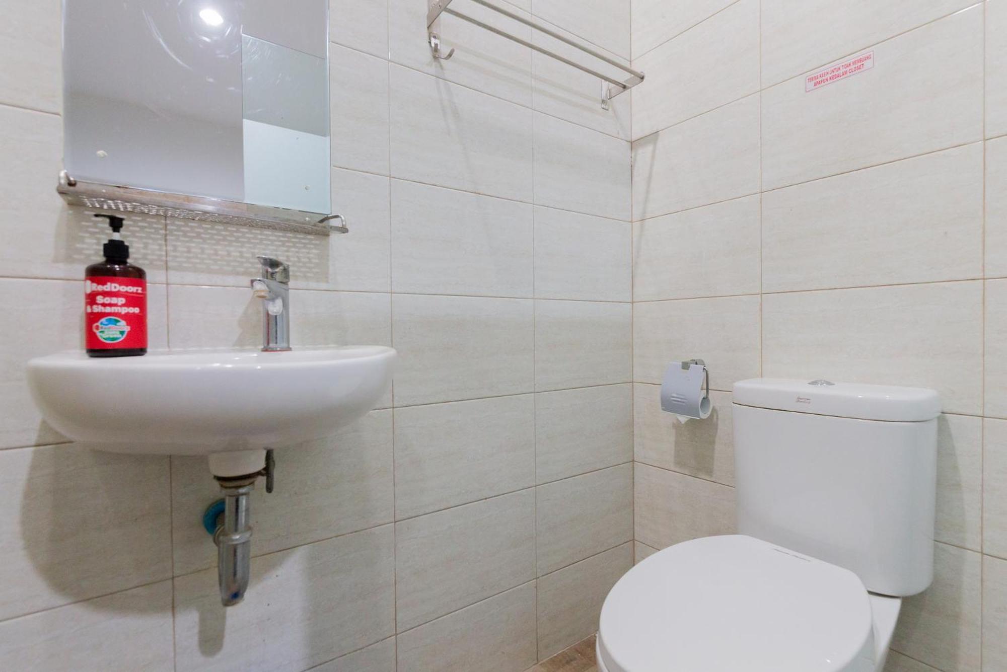 RedDoorz Plus near Living Plaza Jababeka Cikarang Exterior foto