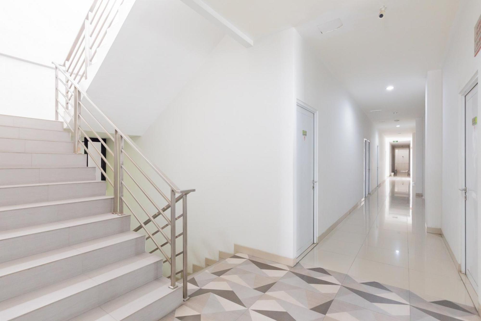 RedDoorz Plus near Living Plaza Jababeka Cikarang Exterior foto