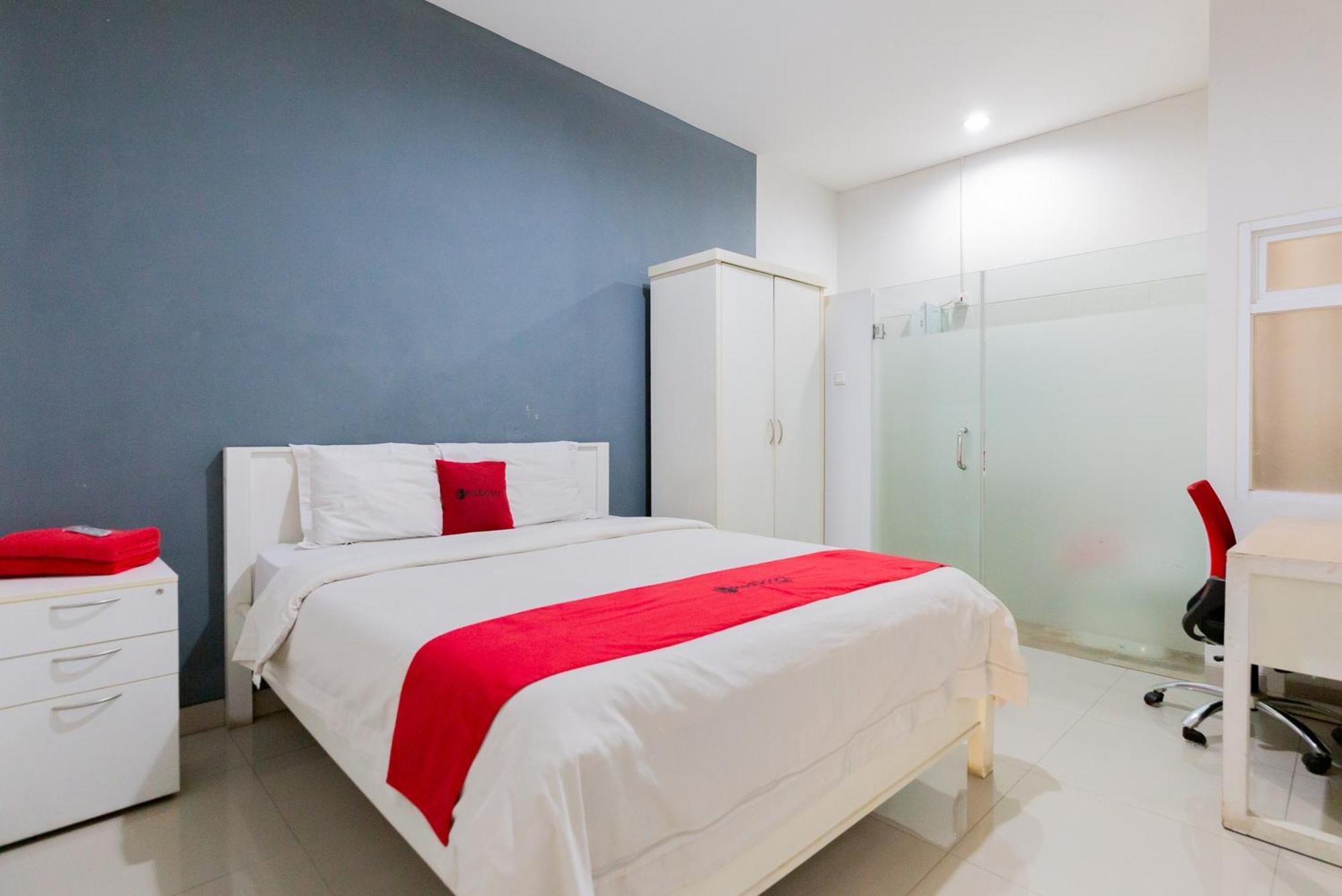 RedDoorz Plus near Living Plaza Jababeka Cikarang Exterior foto