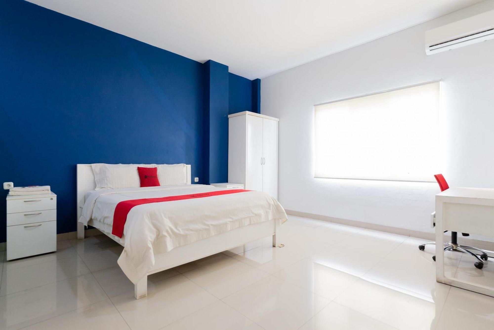 RedDoorz Plus near Living Plaza Jababeka Cikarang Exterior foto