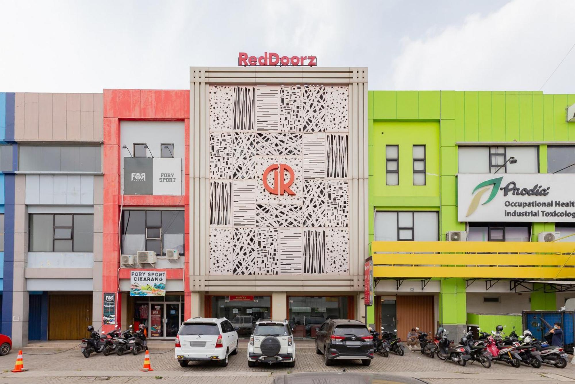 RedDoorz Plus near Living Plaza Jababeka Cikarang Exterior foto