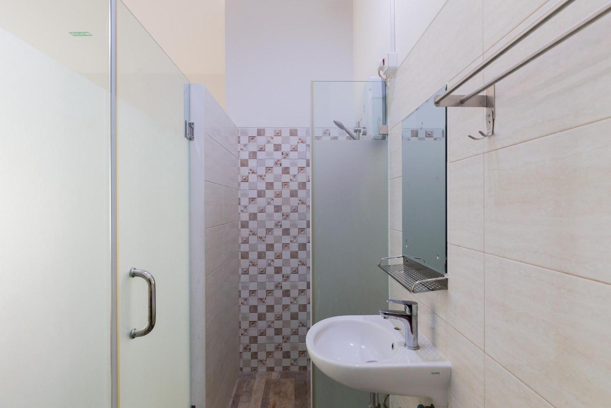 RedDoorz Plus near Living Plaza Jababeka Cikarang Exterior foto