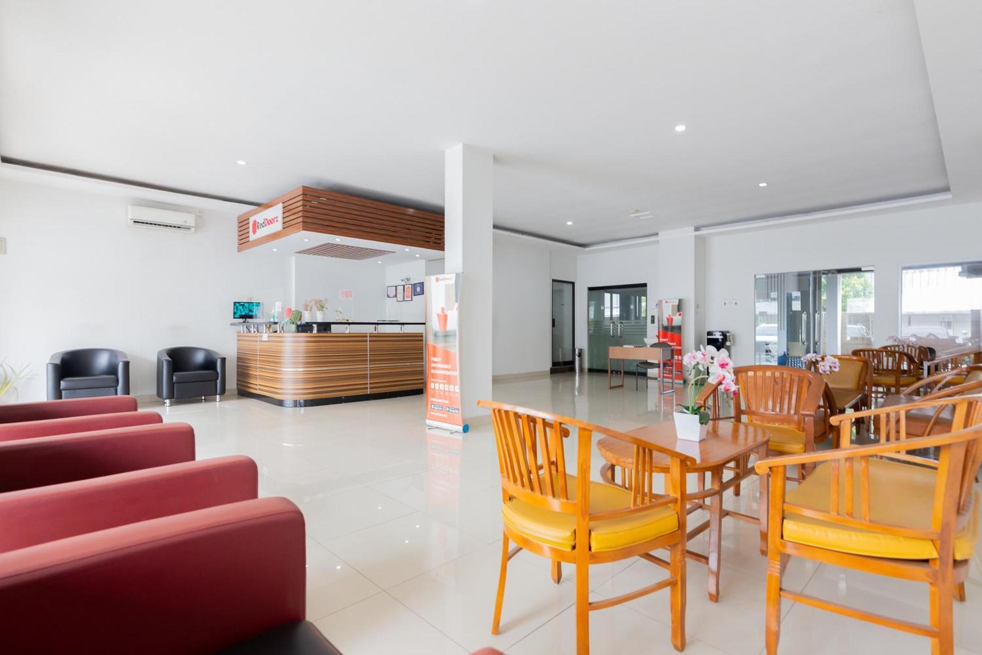 RedDoorz Plus near Living Plaza Jababeka Cikarang Exterior foto