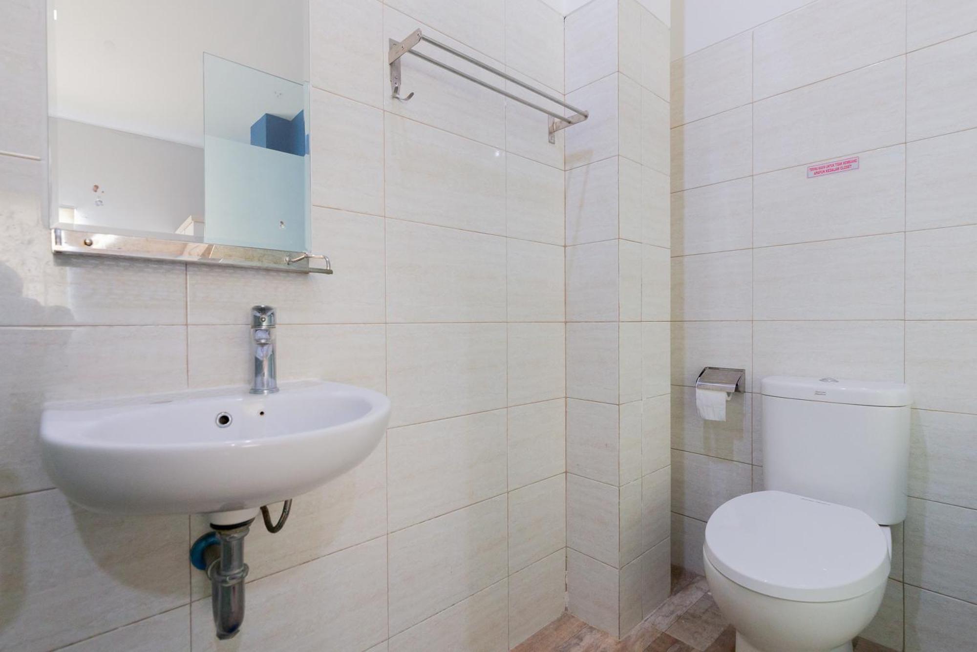 RedDoorz Plus near Living Plaza Jababeka Cikarang Exterior foto