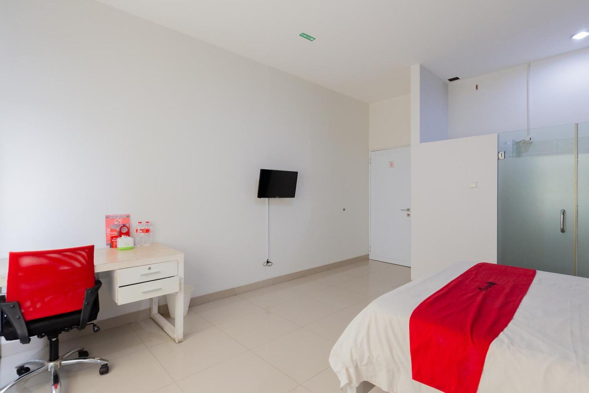 RedDoorz Plus near Living Plaza Jababeka Cikarang Exterior foto