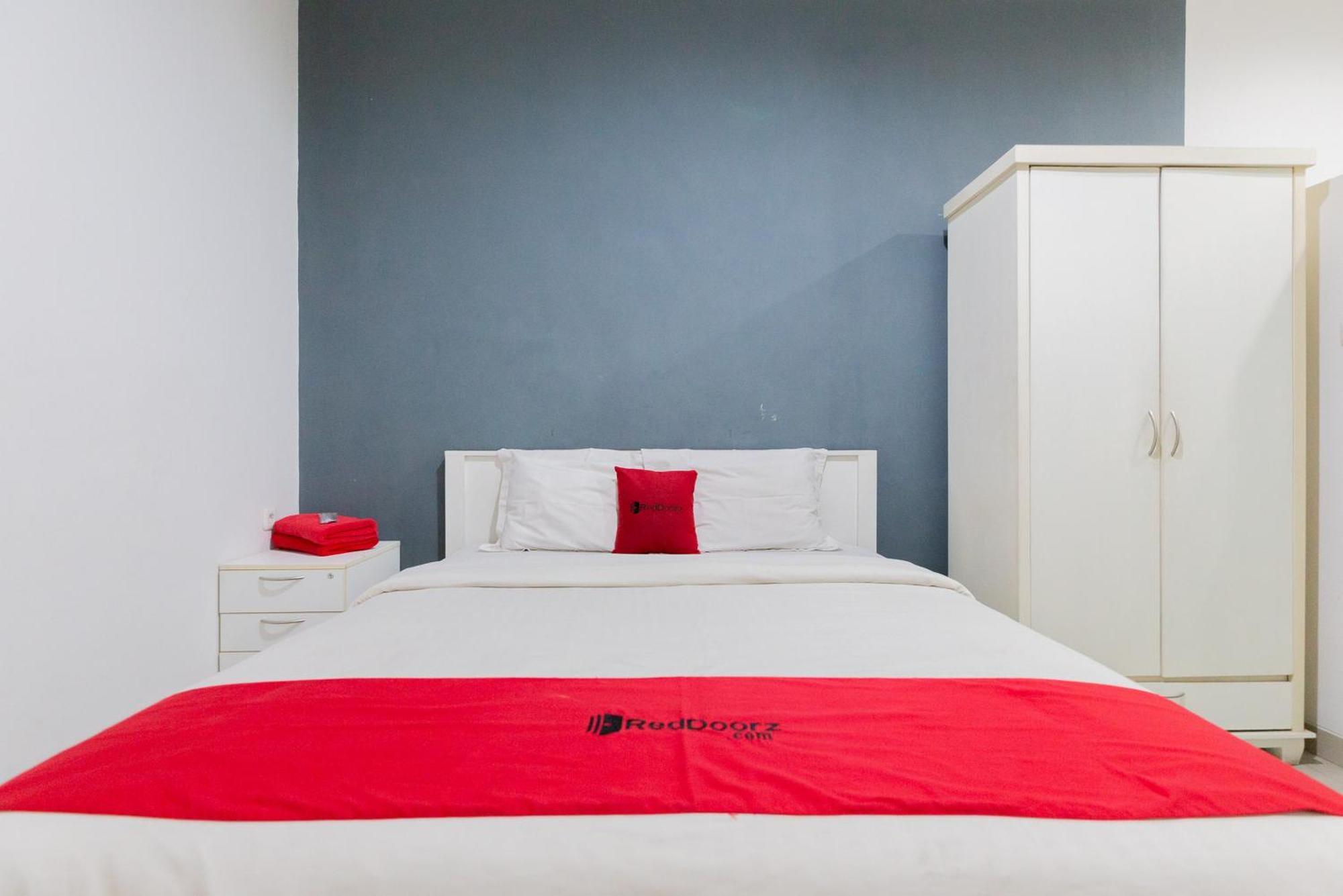 RedDoorz Plus near Living Plaza Jababeka Cikarang Exterior foto