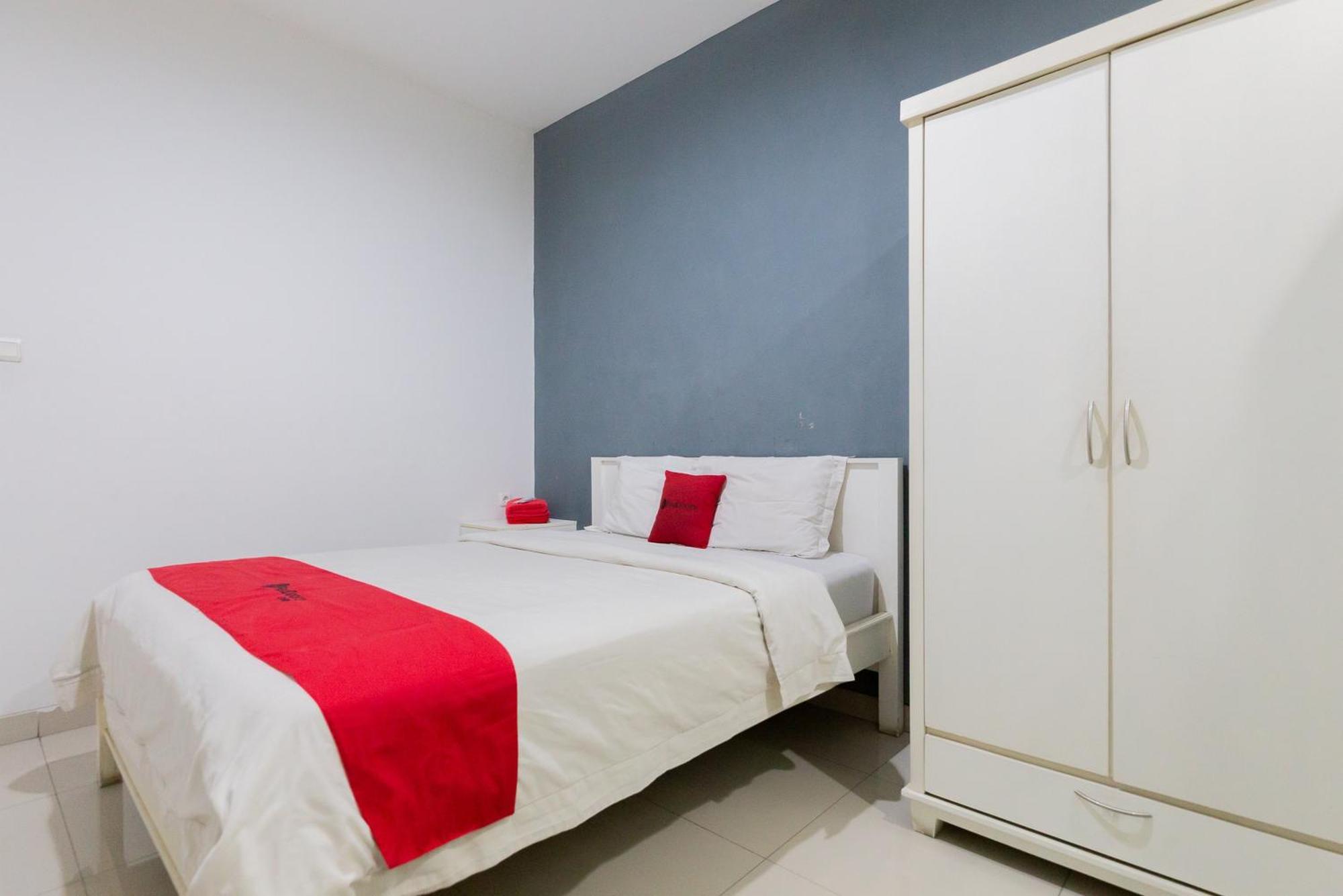 RedDoorz Plus near Living Plaza Jababeka Cikarang Exterior foto