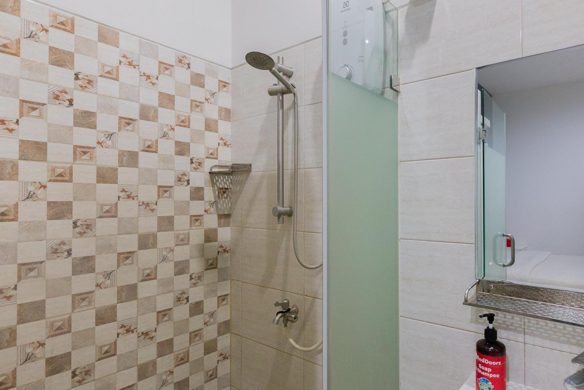 RedDoorz Plus near Living Plaza Jababeka Cikarang Exterior foto