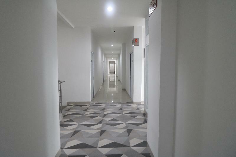 RedDoorz Plus near Living Plaza Jababeka Cikarang Exterior foto