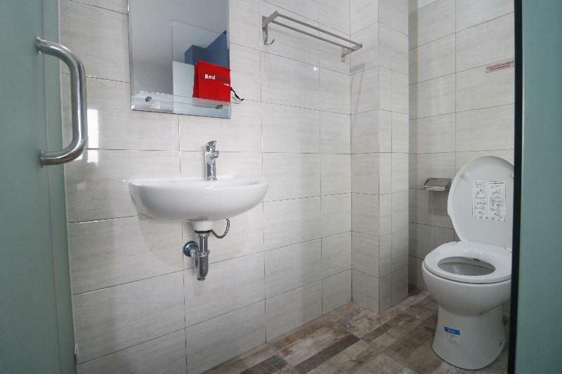 RedDoorz Plus near Living Plaza Jababeka Cikarang Exterior foto