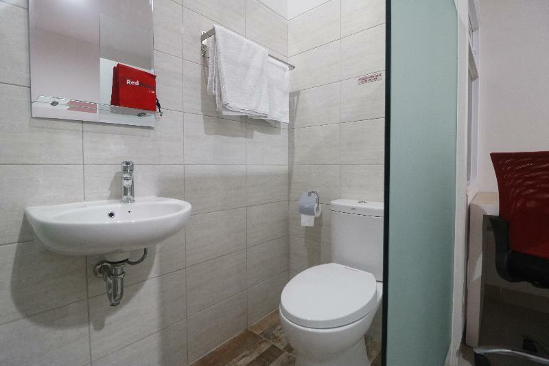 RedDoorz Plus near Living Plaza Jababeka Cikarang Exterior foto